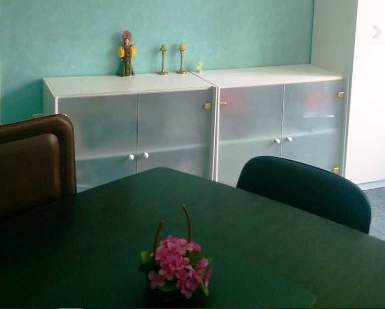 Маса квадратна с частично  кожен плот за офис или дневна.