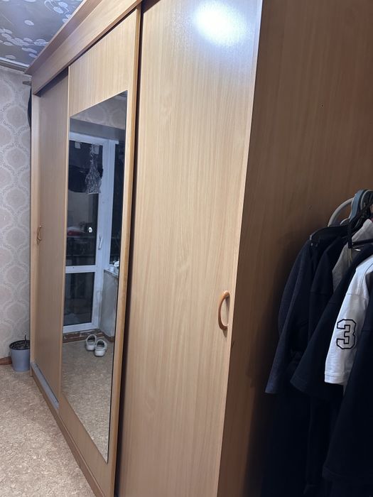 Шкаф в спальню с зеркалом