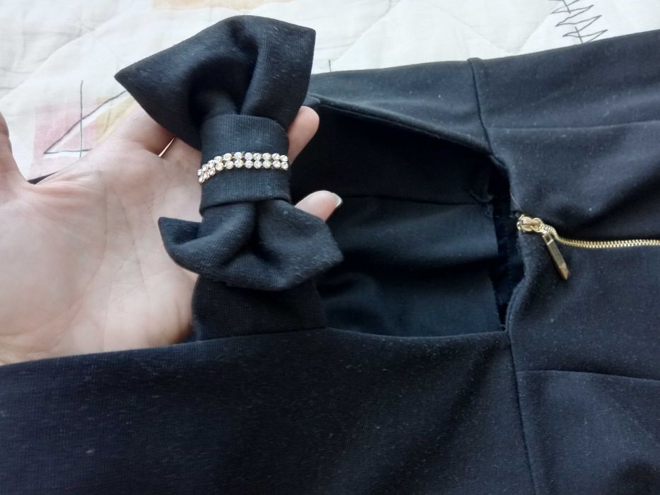 Рокля с ефектен гръб