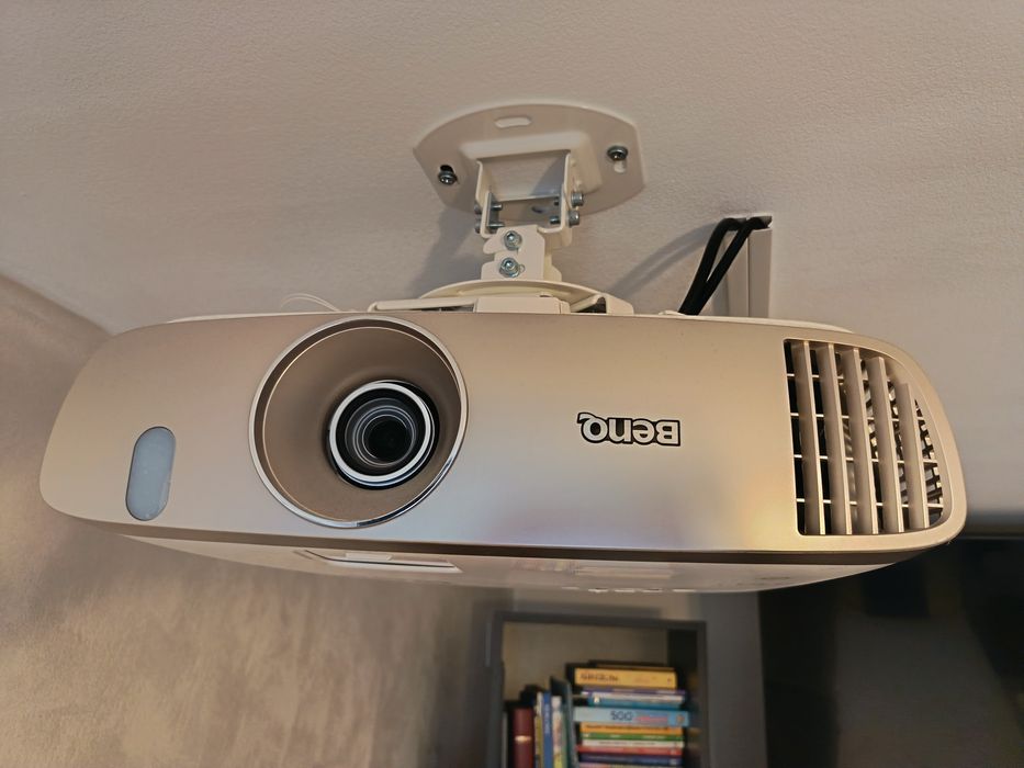 Videoproiector home-cinema BenQ W2000 și ecran de proiecție electric, impecabil.