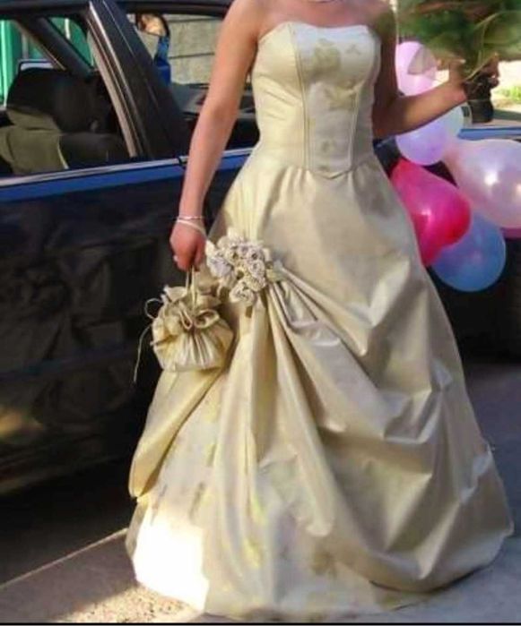 Абитуриентска бална рокля