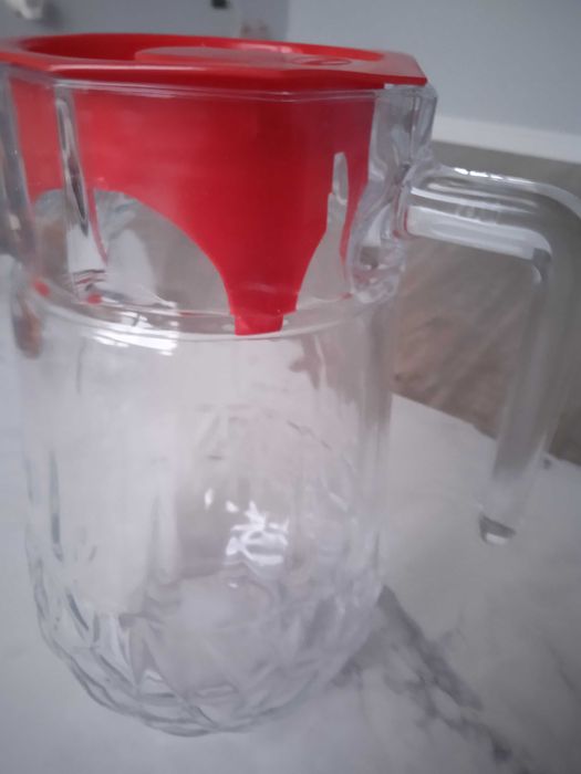 графин с красный крышкой