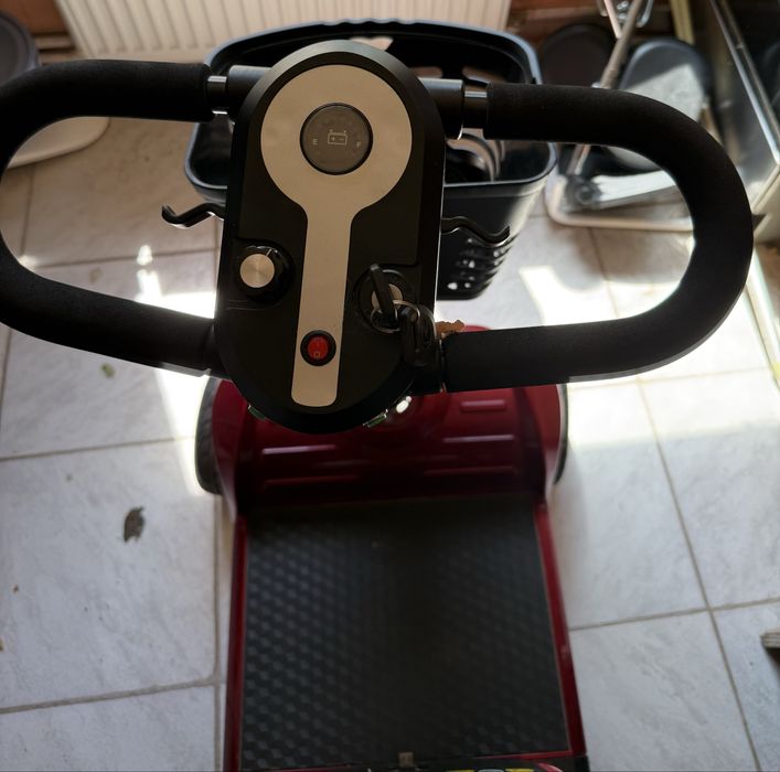 Scuter/carucior electric pentru varstnici sau persoane cu dizabilitati
