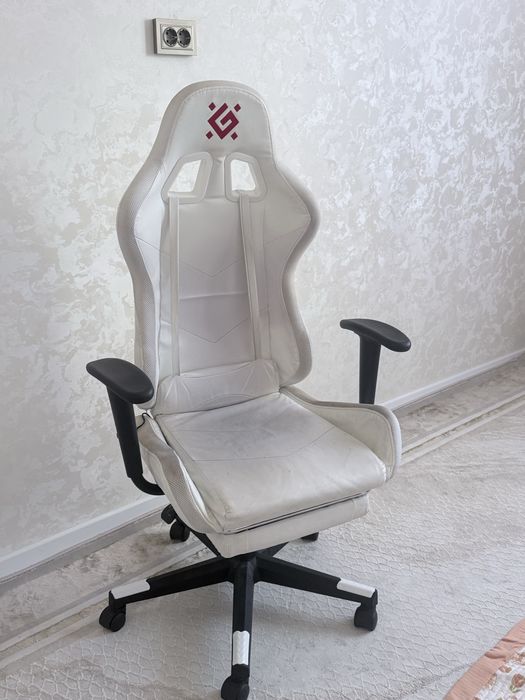 Продается компьютерный игровой стул