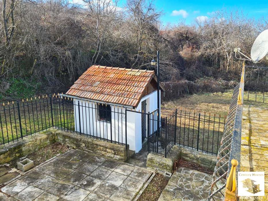 155075 Масивна къща с просторен двор в с. Любенци