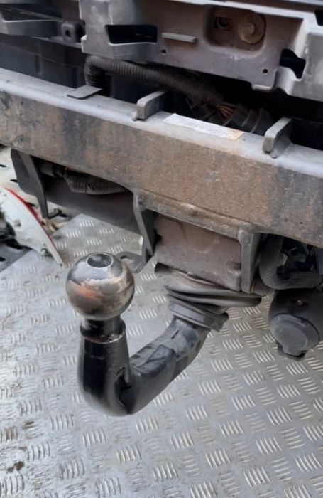 Carlig remorcare tractare trailer rulota remorca jaguar XE sau suport bicicleta etc cuiul de remorcare este original din fabrică si este perfect funcțional se vinde complet