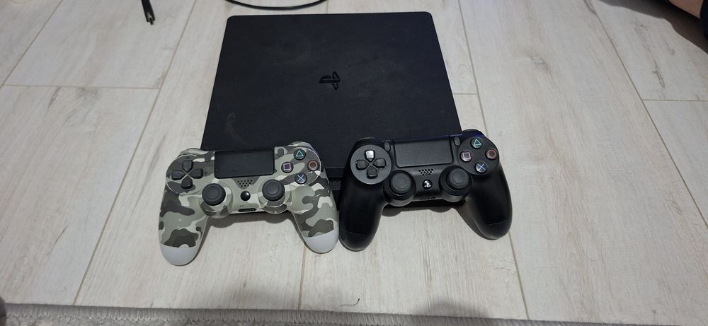 Vand ps4 slim in stare excelenta