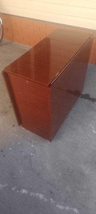 Продаю обеденный стол