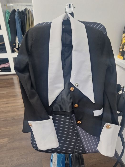 Vând următoarele sacouri,o singura purtare,mărimea xs,preț 200