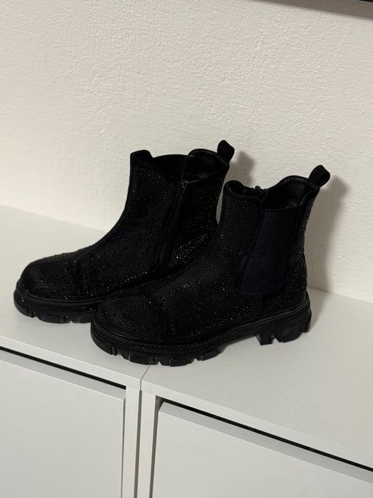 Продавам дамски обувки, носени не повече от 5 пъти, отлично състояние.