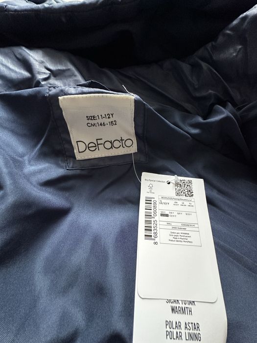 Яке момче De facto