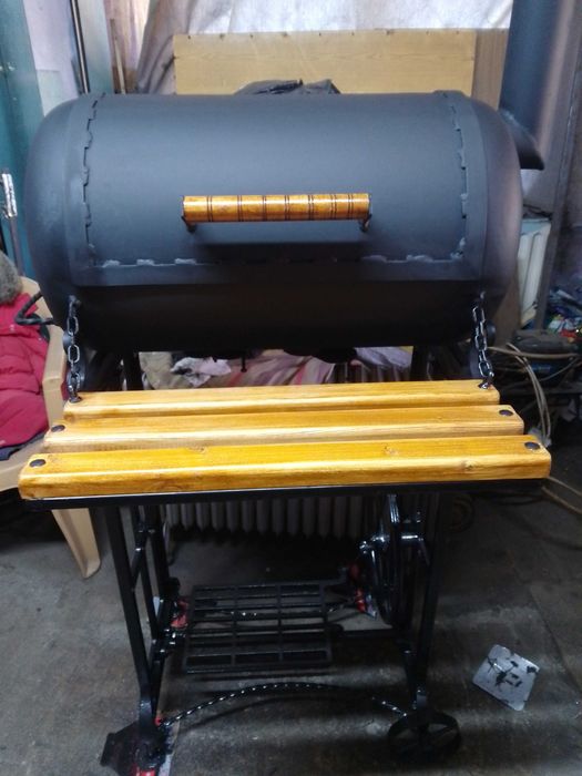 Опушвач на дърва и дървени въглища;BBQ с крачета от шевна машина.