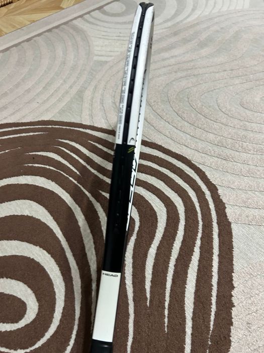 Теннисная ракетка