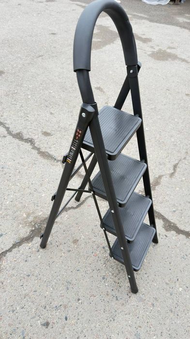 Стремянка металлическая 6 ступеней с поручнем 158 см

• Высота 158 см