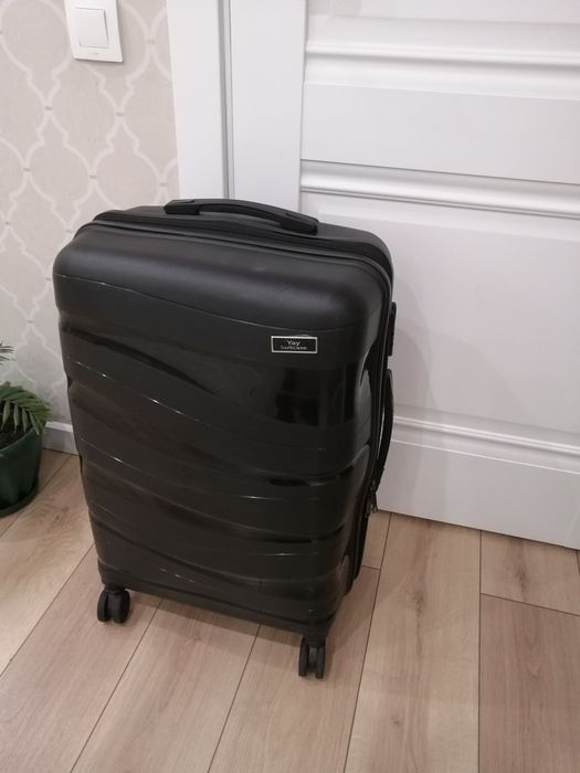 Продам средний чемодан.