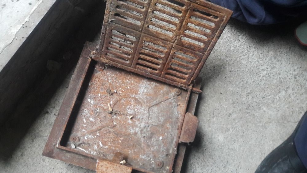 Ușițe de fontă pentru sobe.