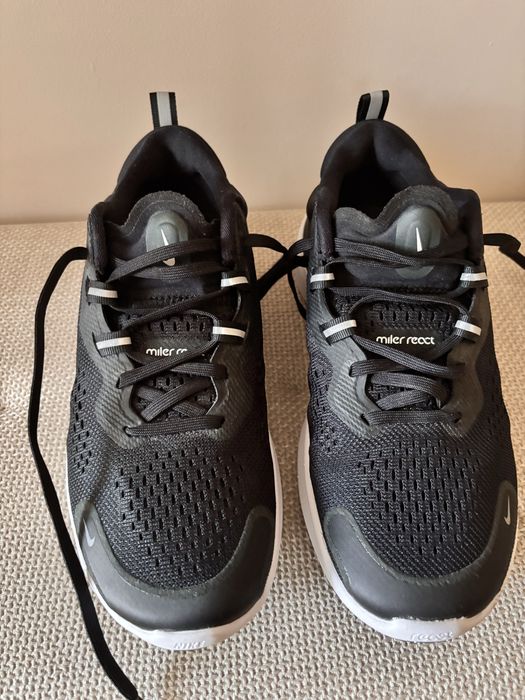 Маратонки Nike.
