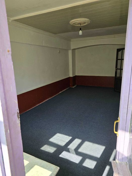 Qorasuv 6 da 2 xona kvartiraga 2 ta o'gil bola kere srochna