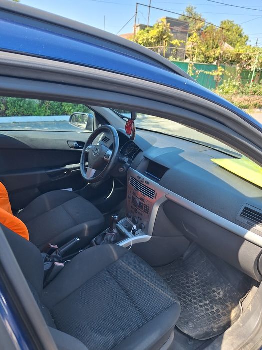 Opel stratra H  din 2009