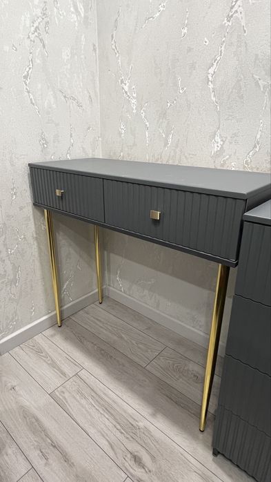 Крашенная консоль на ножках