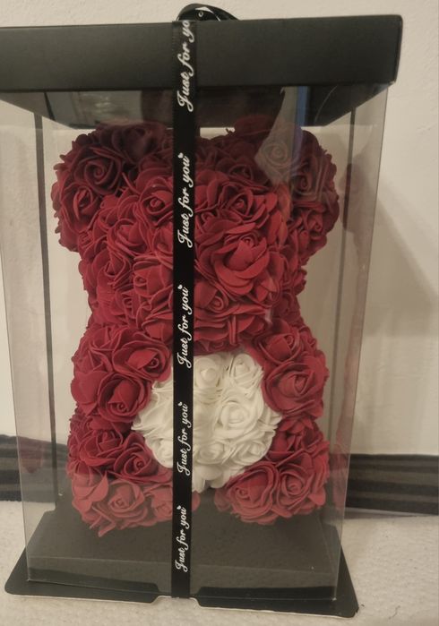 Cadou  cu  ursuleț  din  trandafiri