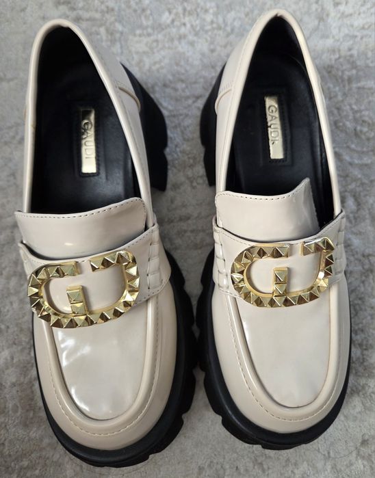 Mocasini / Loafers de damă GAUDÌ cu cataramă aurie – Crem / Bej