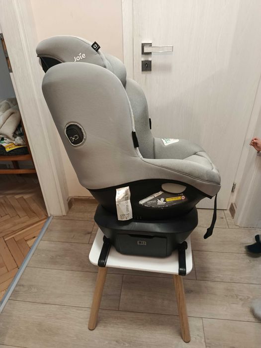 Столче за кола Joie i-Spin 360 в цвят Gray Flannel.