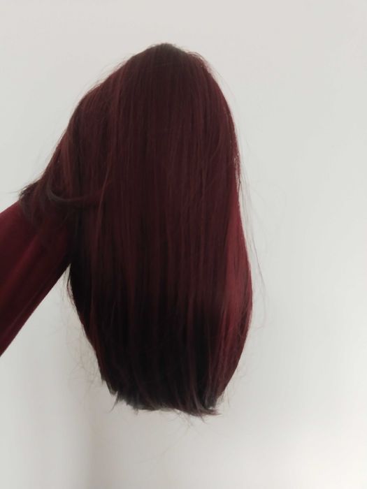 Червена перуки с бретон, само за 15€ всяка.