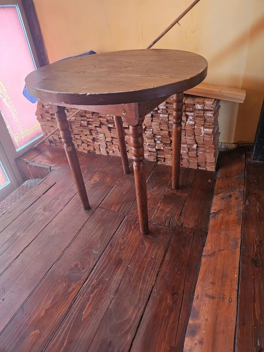 vand mobilier din lemn masiv