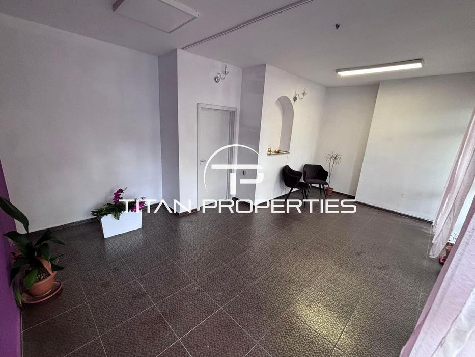 Дава се под наем Магазин в Бургас, Славейков - 51 кв.м за 382.5 € - Снимка #1