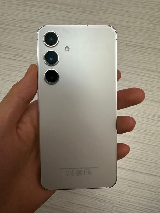 Samsung S 24 в идеальном состоянии.