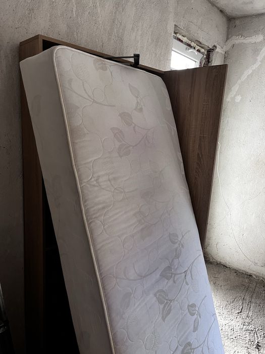 Продавам две ъглови легла с матраците и раклата комплект