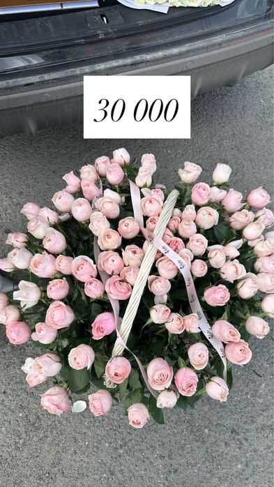 Цветы в корзине, букеты в хорошем состоянии