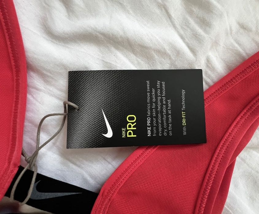 Чисто ново спортно бюстие Nike