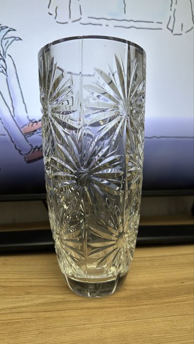 3 вазы за 5.000, два хрусталя,1 ваза побольше