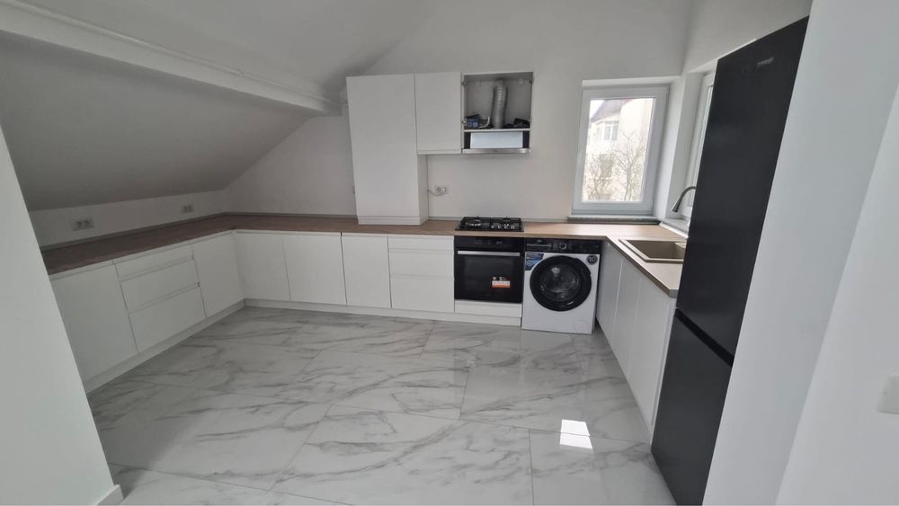 Vand apartament 3 camere zona Zamca