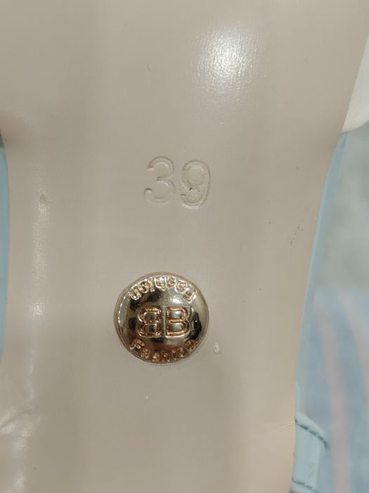 Продам женские туфли