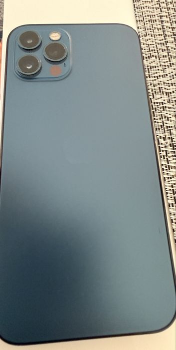 IPhone 12 изключително запазен