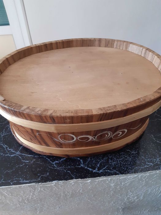 Cutie lemn ovala, pictata manual, cu capac ptr depozitare cosmetice