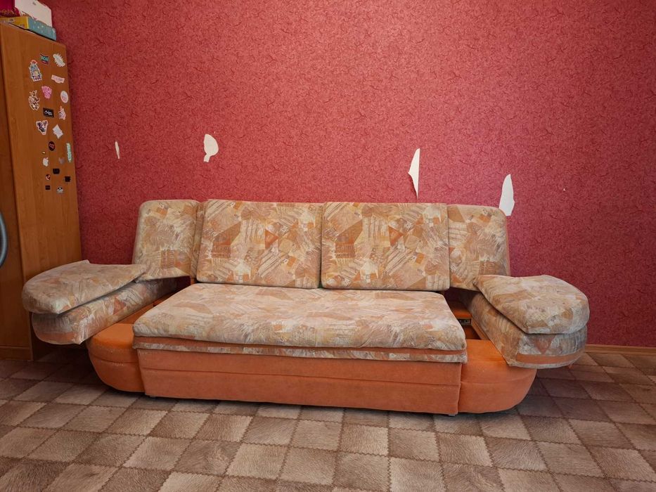 Диван. В очень хорошем состоянии.