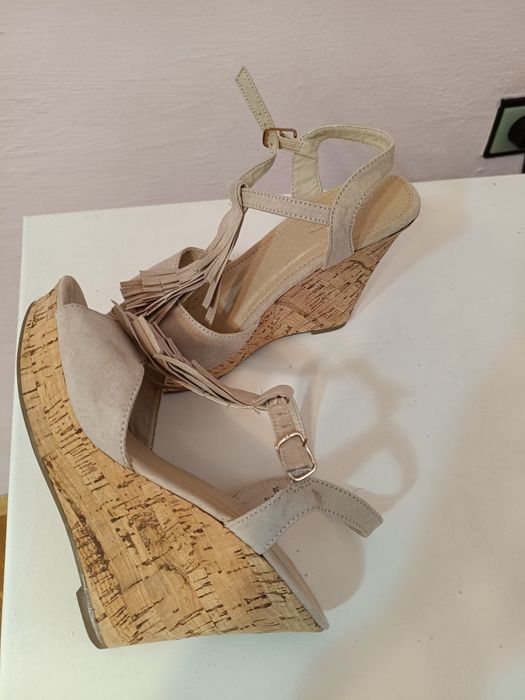 Сандали с платформа