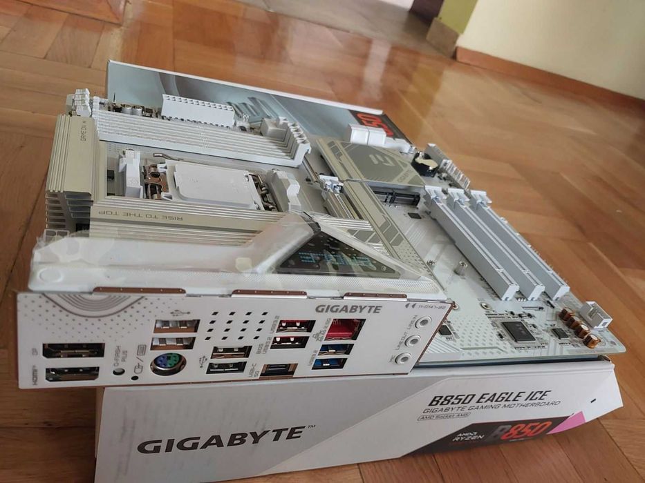 Ryzen 7 9800X3D + Gigabyte B850 Eagle ICE