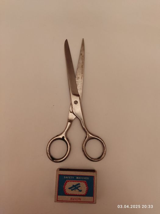 Ножницы и ключ для серванта