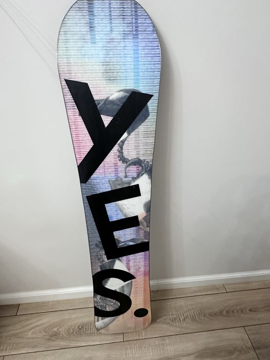 Поодам сноуборд Yes Hel