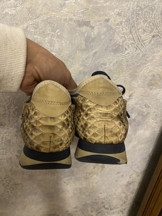 Продаються  кроссовки из питона