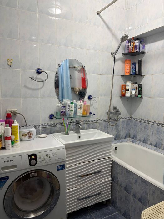 Продам 2 комнатую квартируи. Сто метров от кадышева базара.