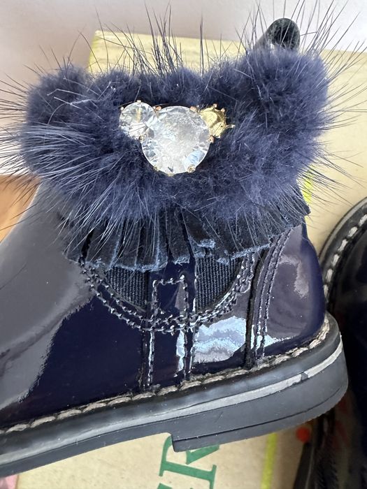 Ghete fetite din piele lacuita