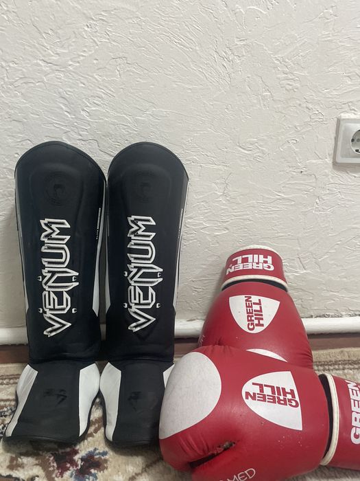 Боксерские перчатки и футы