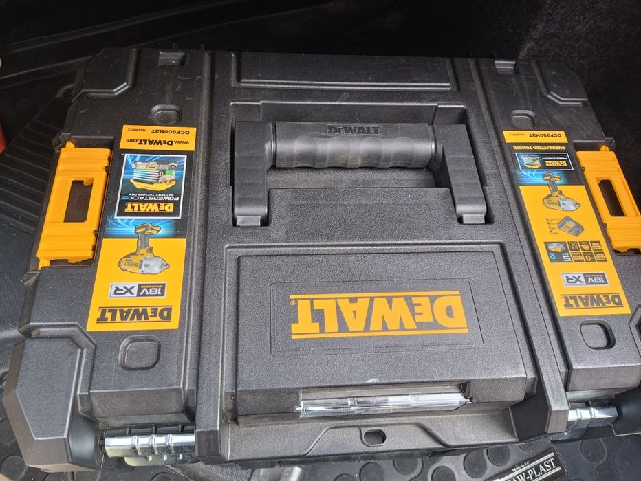 Ударен гайковерт DeWALT