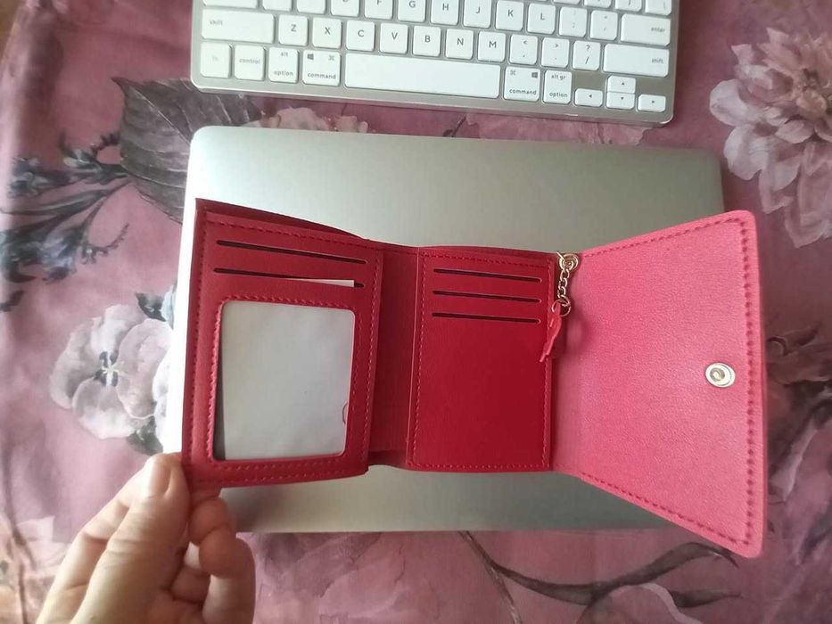 Модерен Дамски Портфейл в Ярко Червено